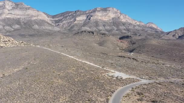 Dronové Záběry Turistické Stezky Vedoucí Drsné Divočiny Red Rock Canyonu — Stock video