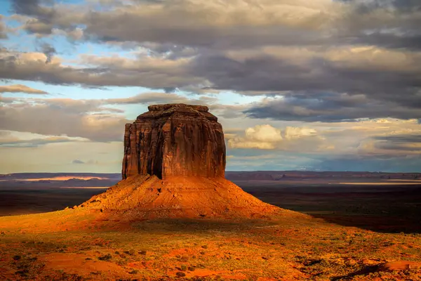Låga Regnmoln Solnedgången Krama Butte Monument Valley Navajo Tribal Park Royaltyfria Stockfoton