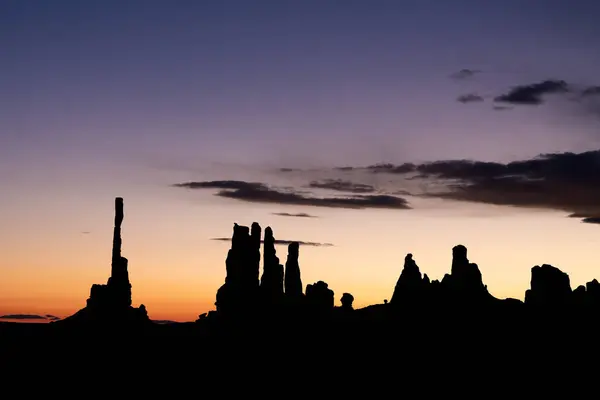 Soluppgång Bakom Monument Valleys Berömda Totempåle Och Närliggande Spiror Alla Royaltyfria Stockbilder