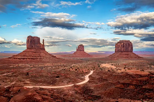 Scenic View Magnificent Butte Mittens Monument Valley Passing Storm Sunset Стоковое Фото