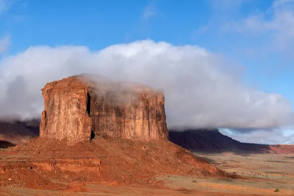 Nuvens Chuva Baixas Abraçam Butte Monument Valley Navajo Tribal Park Imagem De Stock