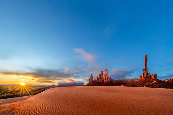 広大なオレンジ色の砂の砂丘と美しく反射された光のスパイア 背の高いスパイアは何千年もの風と水の浸食によって形成されます ストック写真