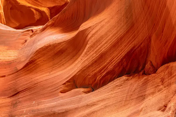 アリゾナ州のスロットキャニオンの砂岩の壁の渦巻きパターンは 柔らかい岩の組成による風と水の流れパターンの年から形成されます ストック画像