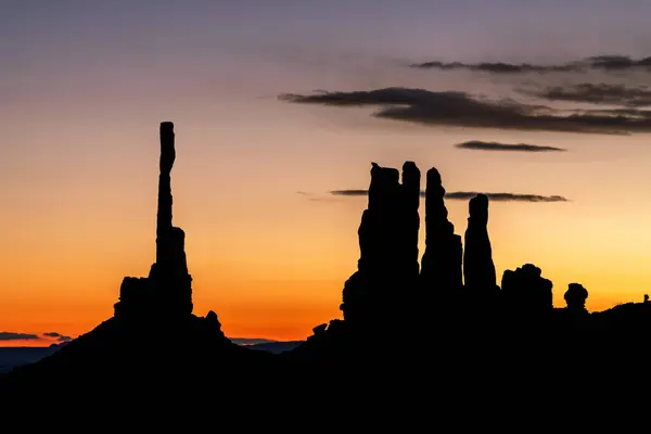 Východ Slunce Slavným Totemovým Pólem Monument Valley Nedalekými Věžemi Vše Royalty Free Stock Obrázky
