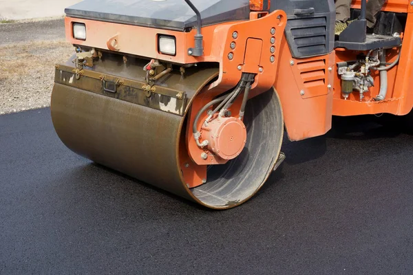 重い振動ロードローラーのクローズアップ 道路表面を修復します 道路工事 — ストック写真