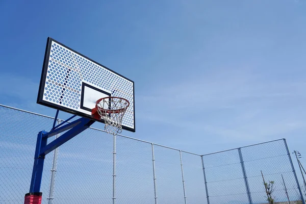 Basketball Hoop Empty Outdoor Court Blue Sky — Stock Photo, Image