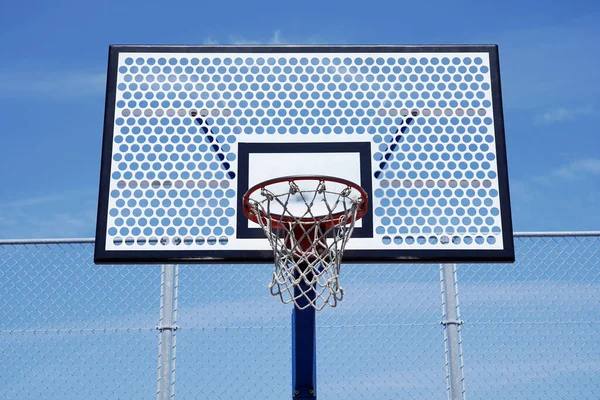Photos Basketball Hoop Empty Outdoor Court Blue Sky — Stock Photo, Image
