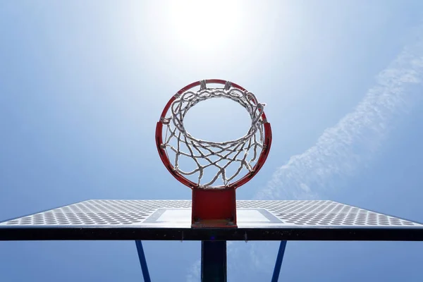 Bilder Basket Bågar Titta Upp Den Blå Himlen Bakgrund — Stockfoto