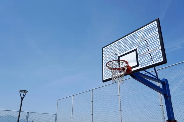 Basketball Hoop Empty Outdoor Court Blue Sky — Stock Photo, Image