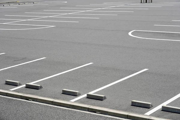 Fahrbahnmarkierung Auf Dem Asphaltierten Parkplatz — Stockfoto