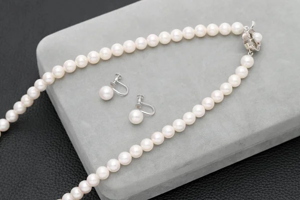 Elegante Weiße Perlenkette Und Ohrringe Auf Schwarzem Hintergrund — Stockfoto