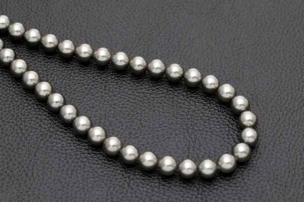 Elegante Collar Perlas Negras Sobre Fondo Negro — Foto de Stock