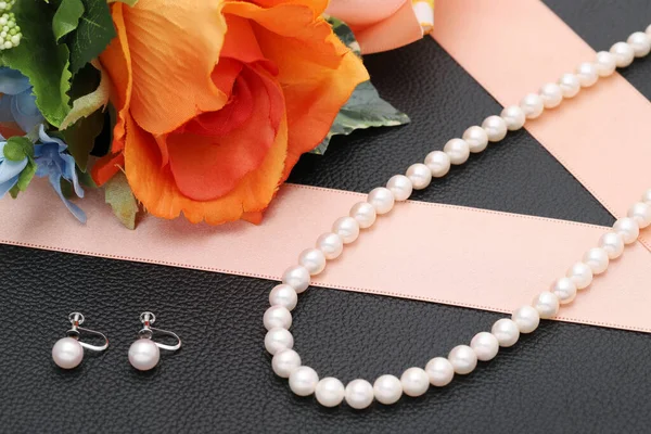 Elegante Collar Perlas Blancas Pendientes Sobre Fondo Negro — Foto de Stock