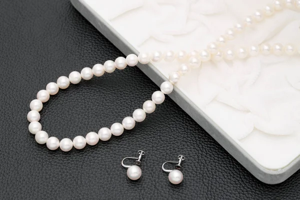 Élégant Collier Perles Blanches Boucles Oreilles Sur Fond Noir — Photo