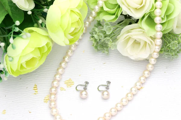 白色背景上精致的白色珍珠项链和耳环 — 图库照片