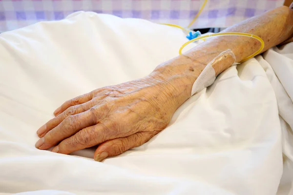 Κλείσιμο Του Χεριού Του Ηλικιωμένου Ασθενούς Ενδοφλέβια Έγχυση Στο Κρεβάτι — Φωτογραφία Αρχείου