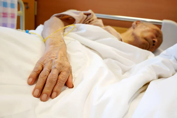 Starší Pacient Ruka Intravenózní Kapání Nemocničním Lůžku — Stock fotografie
