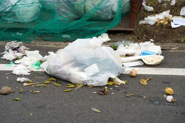 2023年7月3日 生ゴミ袋やゴミ袋の分別 香川県のカラスが食べるゴミ — ストック写真