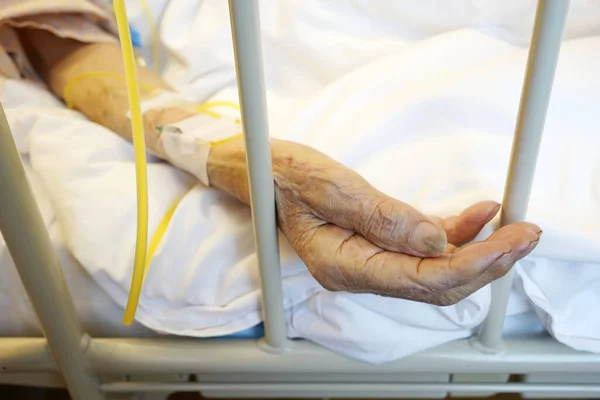 Κλείσιμο Του Χεριού Του Ηλικιωμένου Ασθενούς Ενδοφλέβια Έγχυση Στο Κρεβάτι Φωτογραφία Αρχείου