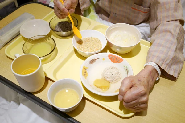 Asiático Idoso Com Hospitalização Comer Alimentos Para Paciente Cama Hospital Imagem De Stock