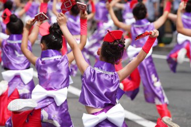   KAGAWA, JAPONYA - 15 Temmuz 2023: Ünlü Yosakoi Festivali 'nde dans eden Japon sanatçılar. Yosakoi, Japon dans etkinliğinin eşsiz bir stilidir..                              