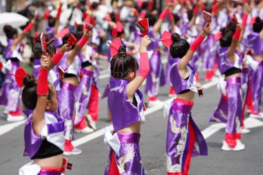   KAGAWA, JAPONYA - 15 Temmuz 2023: Ünlü Yosakoi Festivali 'nde dans eden Japon sanatçılar. Yosakoi, Japon dans etkinliğinin eşsiz bir stilidir..                              