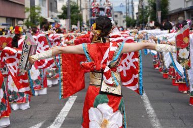 KAGAWA, JAPONYA - 15 Temmuz 2023: Ünlü Yosakoi Festivali 'nde dans eden Japon sanatçılar. Yosakoi, Japon dans etkinliğinin eşsiz bir stilidir..                                