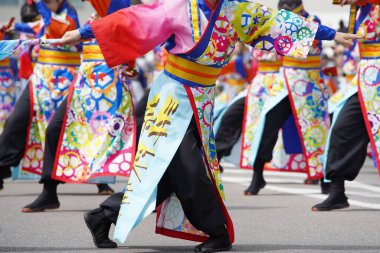 KAGAWA, JAPONYA - 15 Temmuz 2023: Ünlü Yosakoi Festivali 'nde dans eden Japon sanatçılar. Yosakoi, Japon dans etkinliğinin eşsiz bir stilidir..                               