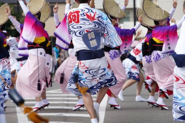 KAGAWA, JAPONYA - 15 Temmuz 2023: Japon geleneksel festival dans etkinliği Awa-Odori Festivali. Göstericiler sokaklarda geleneksel dans ediyorlar..                              