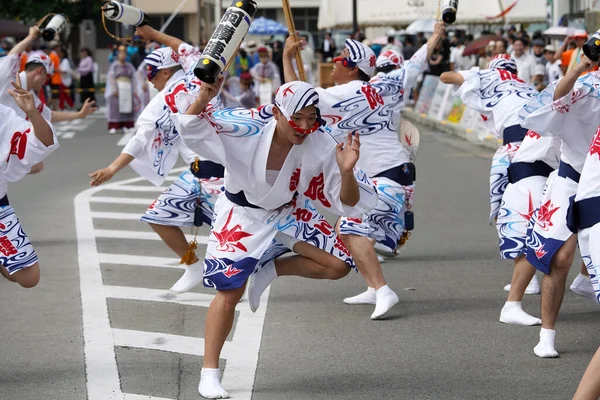Kagawa Japan July 2023 日本传统节庆舞蹈活动Awa Odori Festival 在街上表演传统舞蹈的表演者 — 图库照片