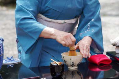 Kimonolu Japon kadınlar bahçede Macha Green çay seremonisini hazırlıyorlar.                               