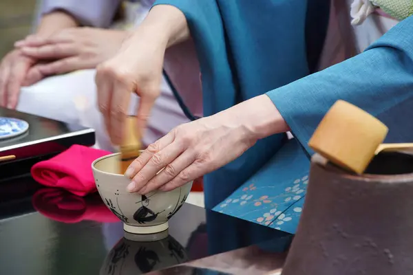 Japońskie Kobiety Kimono Przygotowuje Macha Zielonej Herbaty Ceremonii Ogrodzie — Zdjęcie stockowe