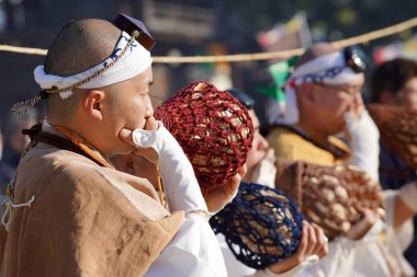 Kagawa, Japonya - 23 Kasım 2023: Japonca sırasında Gomataki adı verilen kutsal şenlik ateşi. Zentuji-Park, Kagawa 'da dini şenlik ateşi.                          