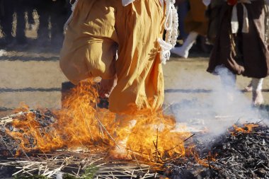 Kagawa, Japonya - 23 Kasım 2023: Japonca sırasında Gomataki adı verilen kutsal şenlik ateşi. Zentuji-Park, Kagawa 'da dini şenlik ateşi. 