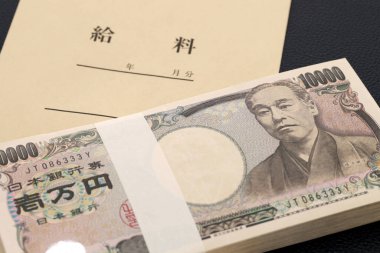 Siyah arkaplanda bir maaş çantasında Japonca on bin yen, çeviri: maaş, yıl, ay, gün. 
