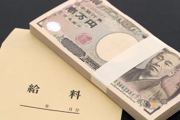Japanische Zehntausend Yen Einer Lohntüte Auf Schwarzem Hintergrund Übersetzung Gehalt — Stockfoto