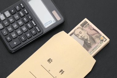 Japonca maaş zarfı ve hesap makinesi, çeviri: maaş, banknotlar Japonca 