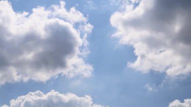 Mavi gökyüzünde kaynayan bulutlar - zaman aşımı