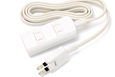 Beyaz arka planda soketi olan bir uzantı. Elektriksel güç şeridi veya uzantı bloğu.