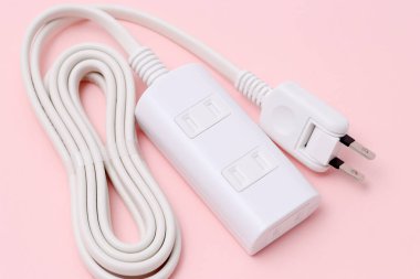 Beyaz arka planda soketi olan bir uzantı. Elektriksel güç şeridi veya uzantı bloğu.