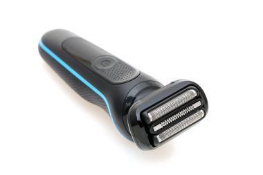 Adam beyaz arka plan üzerinde izole için Elektrikli tıraş makinesi  