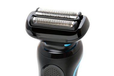 Beyaz arka planda izole edilmiş bir adam için elektrikli tıraş makinesini kapat