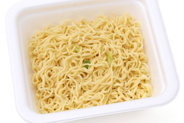 Beyaz plastik bir fincanda tuzlu, kızarmış erişte, Yakisoba..