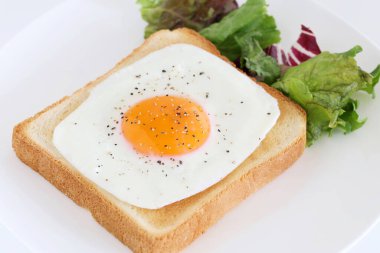 Kahvaltıda kızarmış yumurtalı kızarmış ekmek, beyaz arka planda.  