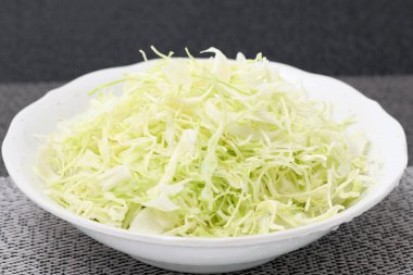 Parçalanmış lahanayı masanın üstünde bir tabakta kapat.