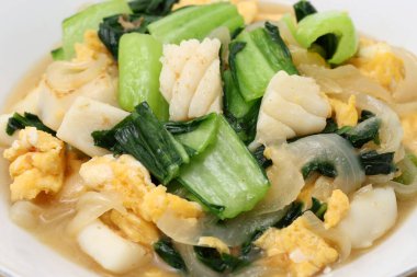 Çin lahanası, sebze ve yumurta kızartması tabakta. 