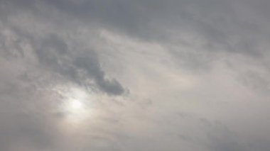 Güneş bulutların ardında, bulutlar güneşi geçiyor  