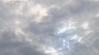 Bulutların ardında güneş, bulutlar yavaşça geçiyor güneşi  