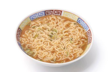 Japon hazır ramen erişteleri beyaz arka planda bir kasede