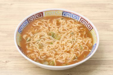 Japon hazır eriştesi masandaki kasede. 